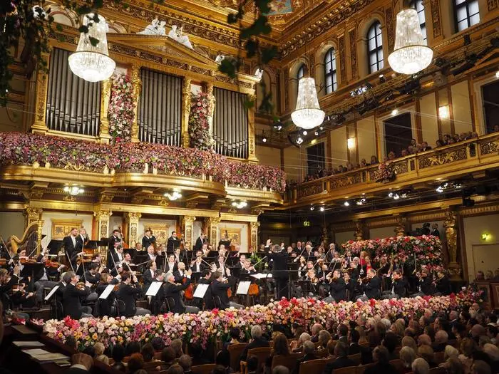 ORF-Programmpräsentation 2025 CONTENT FÜR ALLE - Neujahrskonzert der Wiener Philharmoniker 2025 - Live im ORF sind Riccardo Muti und die Wiener Philharmoniker am 1. Jänner 2025 zu erleben – bei der traditionellen Übertragung des weltberühmten Neujahrskonzerts (11.15 Uhr, ORF 2) aus dem Goldenen Saal des Musikvereins, das der italienische Stardirigent bereits zum siebenten Mal leiten wird. Nicht nur das Konzert, sondern auch der von Barbara Weissenbeck gestaltete ORF-Film zur Konzertpause sowie die zwei bereits unter der Regie von Michael Beyer aufgezeichneten Einlagen des ORF-Neujahrskonzertballetts würdigen den musikalischen Jahresregenten 2025, Johann Strauss Sohn, zum 200. Geburtstag. Teil des ORF-Rahmenprogramms zum Neujahrskonzert ist außerdem das alljährliche Making-of „Auftakt zum Neujahrskonzert“(10.40 Uhr). Im Bild: Neujahrskonzert der Wiener Philharmoniker, aus dem Goldenen Saal des Musikvereins. - SENDUNG: ORF2 - MO - 01.01.2018 - 11:15 Uhr - Copyright: ORF/Roman Zach-Kiesling - Veröffentlichung honorarfrei nur für redaktionelle Berichterstattung in Sendungszusammenhang und mit Copyrightangabe. Kontakt: foto@orf.at