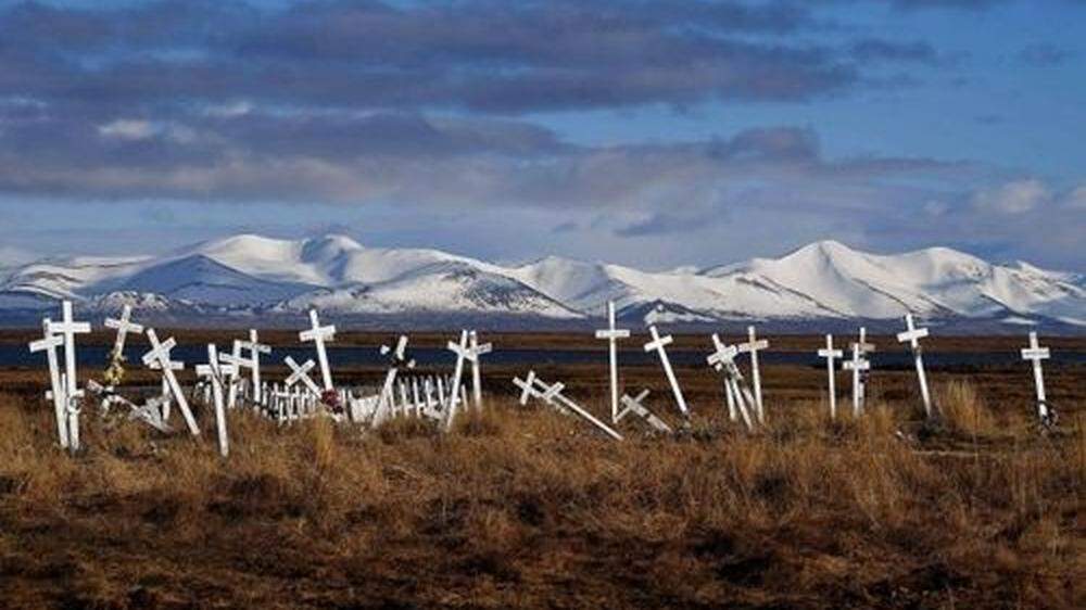 Schmelzender Permafrostboden lässt Kreuze auf einem Friedhof in Alaska umfallen