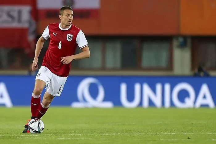 Stefan Ilsanker: 3 War in den Zweikämpfen gewohnt präsent, im Ballbesitz merkte man dem Defensivspieler aber die fehlende Spielpraxis an. Wagte selten Vorstöße in die gegnerische Hälfte.