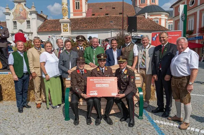 Das erste Probesitzen durch die Ehrengäste gelang!