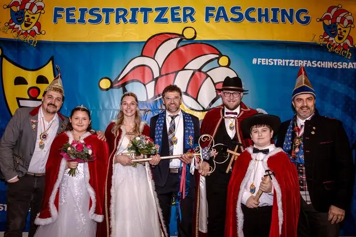 Von links: Gilden-Vizekanzler Wolfgang Heide, mit seiner Tochter Prinzessin Helena Heide, Prinzessin Jasmin Alber, Bürgermeister Manuel Müller, Prinz Peter Saueregger und Simon Pesentheiner und Gilden-Kanzler Martin Taxer