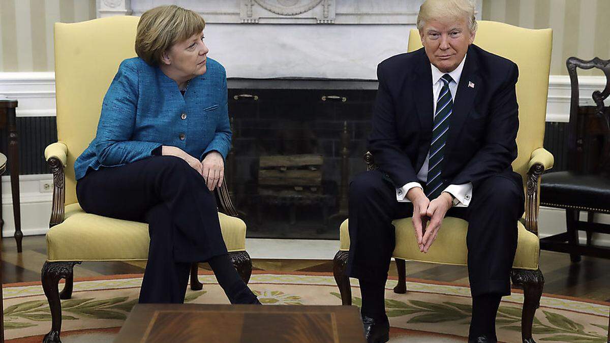 Angela Merkel spricht ihn an, Donald Trump ignoriert die deutsche Kanzlerin