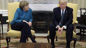 Angela Merkel spricht ihn an, Donald Trump ignoriert die deutsche Kanzlerin
