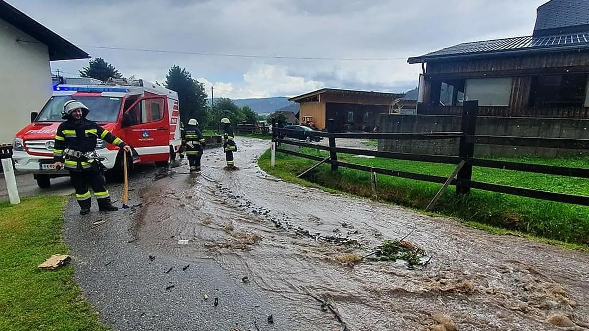 Durch den Starkregen kam es zu mehreren Murenabgängen auf der Gurktal Bundesstraße im Bereich Poitschach bis Fuchsgruben