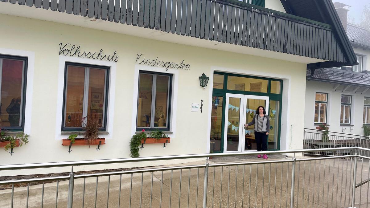 Vor der Volksschule Trahütten, Deutschlandsberg: Astrid Reichelt ist die Sprecherin der Eltern, die den Gemeindebeschluss nicht hinnehmen wollen