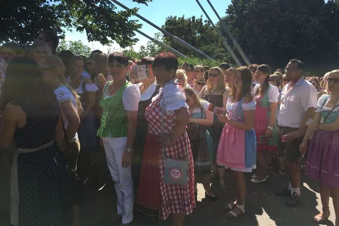 Tausende Besucher warteten schon am Nachmittag vor dem Stadion auf den Einlass...