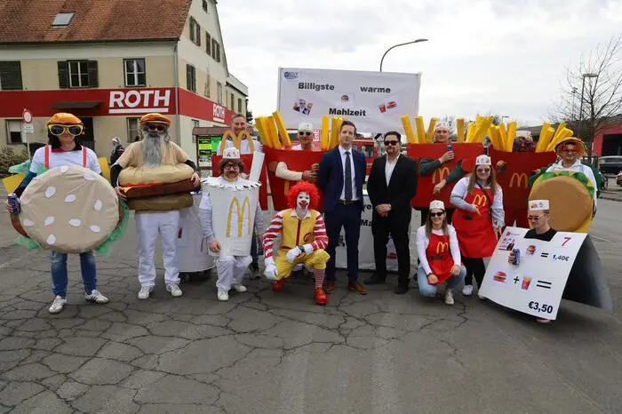 Zu den Barbies gesellten sich auch Faschingsbegeisterte, die sich zum Beispiel als Ronald McDonald, Burger, Pommes und Co ...
