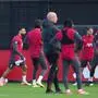 Liverpool-Coach Arne Slot mit seiner Mannschaft