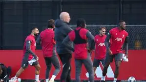 Liverpool-Coach Arne Slot mit seiner Mannschaft