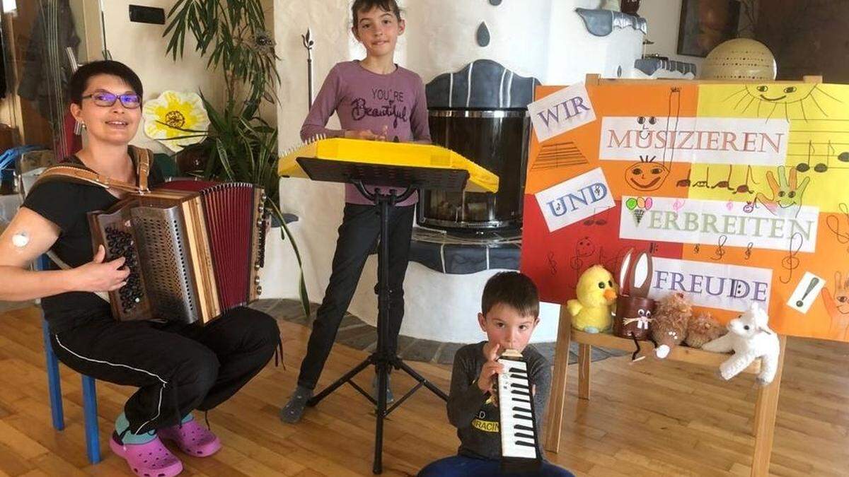 Andrea Raaber und ihre Kinder Gloria und Konstantin musizieren, um anderen eine Freude zu machen