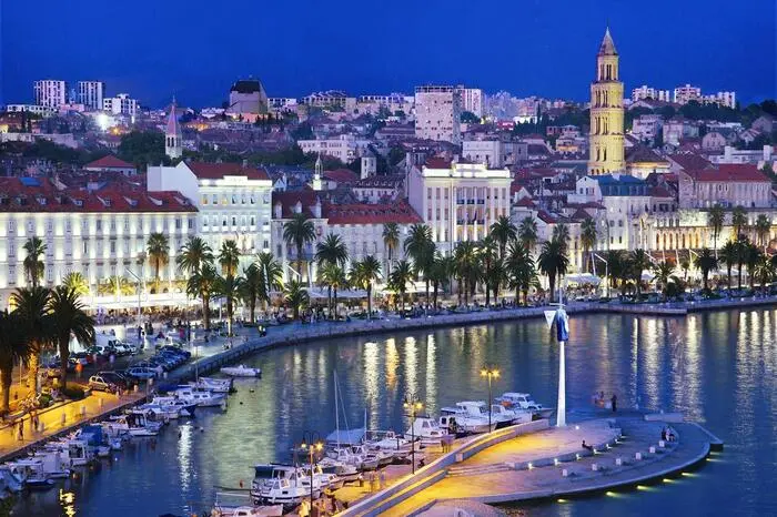 Split. Weltkulturerbe. Die Geschichte von Kroatiens zweitgrößter Stadt beginnt ca. 300 n. Chr., als der römische Kaiser Diokletian beschloss, seinen Palast, in dem er die letzten Jahre seines Lebens verbringen wollte, auf der Halbinsel zu bauen. Seit 1979 ist der gesamte historische Kern von Split, einschließlich des Diokletianspalastes, auf der Weltkulturerbe-Liste der UNESCO. Bis heute sind alle historischen Denkmäler der Stadt gut erhalten.