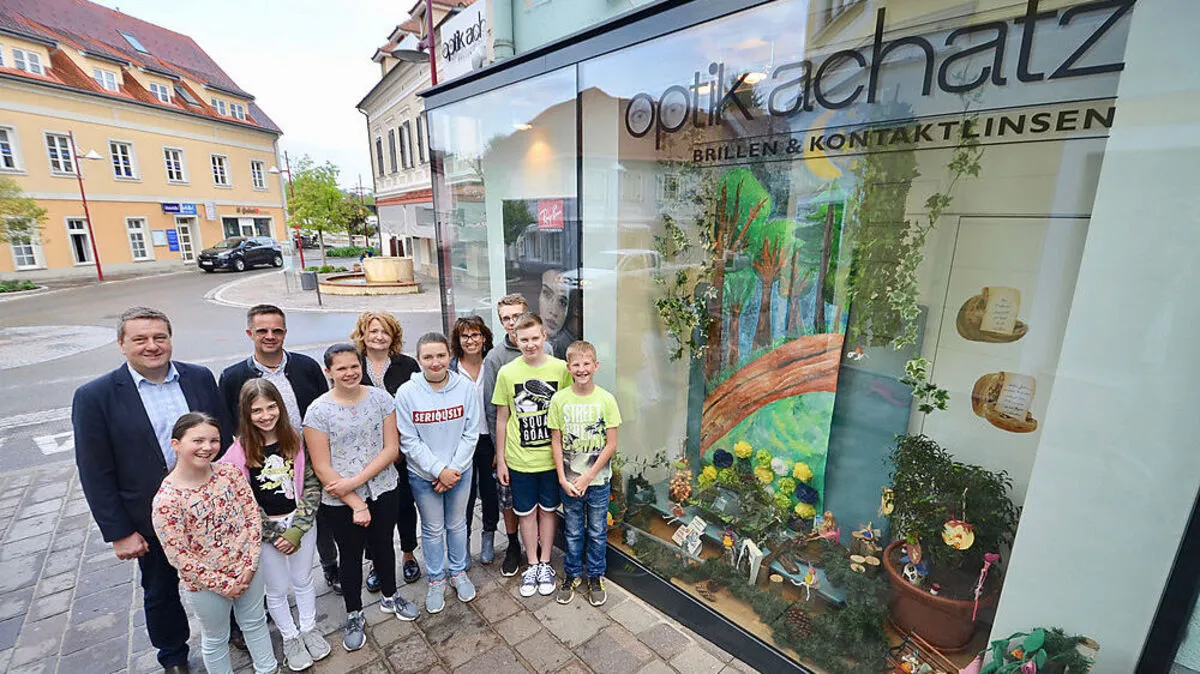 Direktor der NMS Fürstenfeld Gerhard Jedliczka (links) mit dem Team der Nachmittagsbetreuung und den Schülern