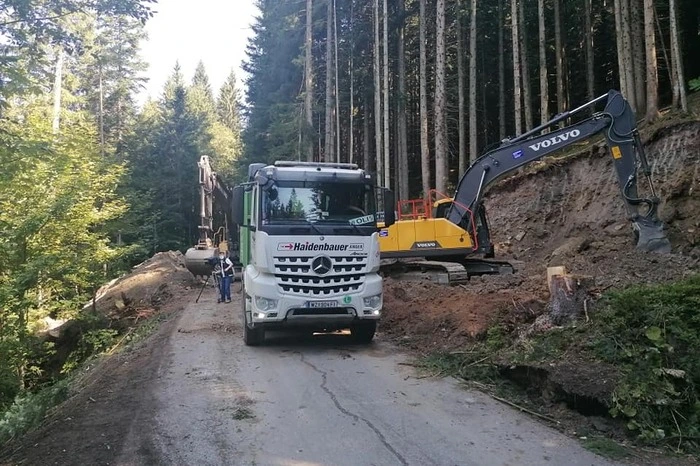 Um das Fahrzeug zu bergen, wurde ein eine große Bucht bergseitig gegraben. Mittlerweile ist die Straße wieder befahrbar.