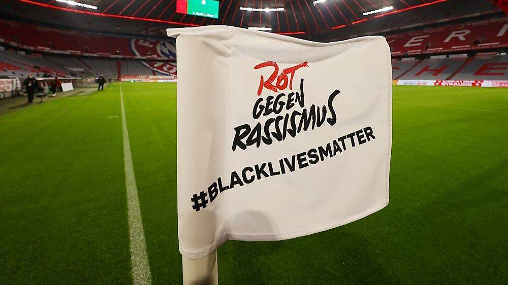 Auch das DFB-Pokal-Halbfinale zwischen Bayern München und Eintracht Frankfurt stand unter dem Motto &quot;Rot Gegen Rassismus&quot; - die Premier League zieht jetzt nach.
