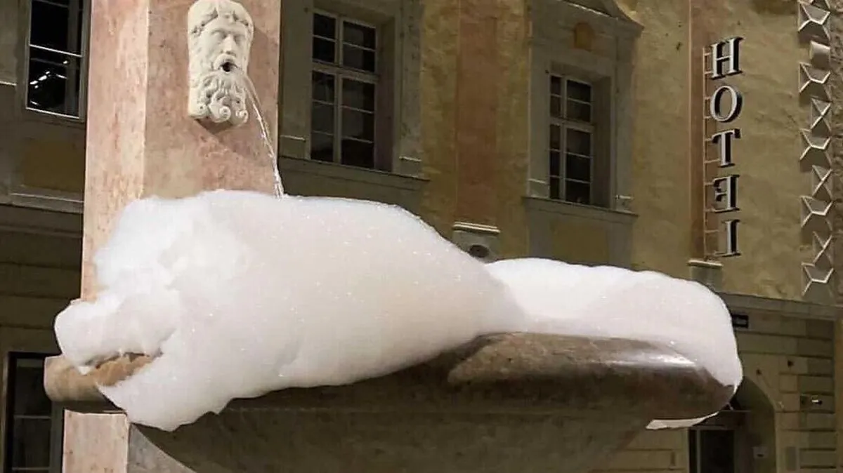 Der Brunnen im Landhaushof war von Schaum bedeckt. Der Instagram-Kanal "Klagenfurt Elite" teilte Bilder der Aktion