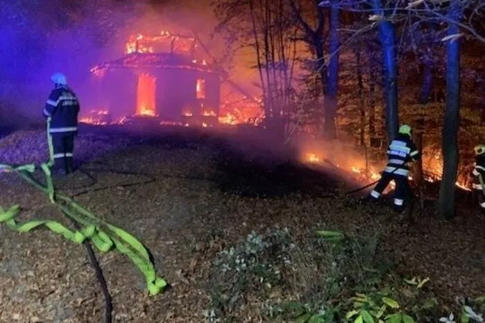 Ende Oktober brannte die Aussichtswarte am Demmerkogel vollständig nieder. Auslöser war ein elektrischer Kurzschluss. Die Warte soll wieder aufgebaut werden.