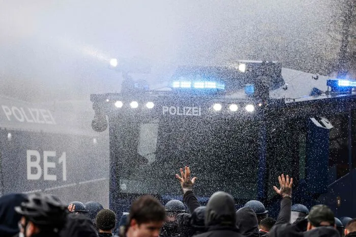Den Aufforderungen zum Tragen von Mund-Nase-Schutz und zum Abstandhalten waren viele der Demonstranten nicht gefolgt. Mehrere Tausend Menschen versammelten sich in der Hauptstadt nach ersten Schätzungen der Polizei, um gegen die Corona-Politik der Bundesregierung zu protestieren.