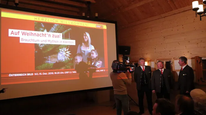 Die "Brunner Buam" unter Leitung von Herbert Brunner eröffneten mit einem Kärntnerlied die ORF-Vorpremiere im Almdorf Seinerzeit.