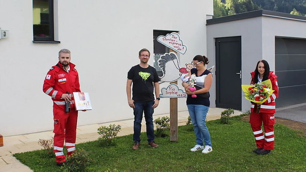 Das Rotkreuz-Team überbrachte der jungen Familie seine Glückwünsche