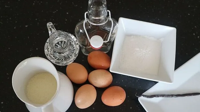 Die Zutaten für einen Eierpunsch (Symbolbild)