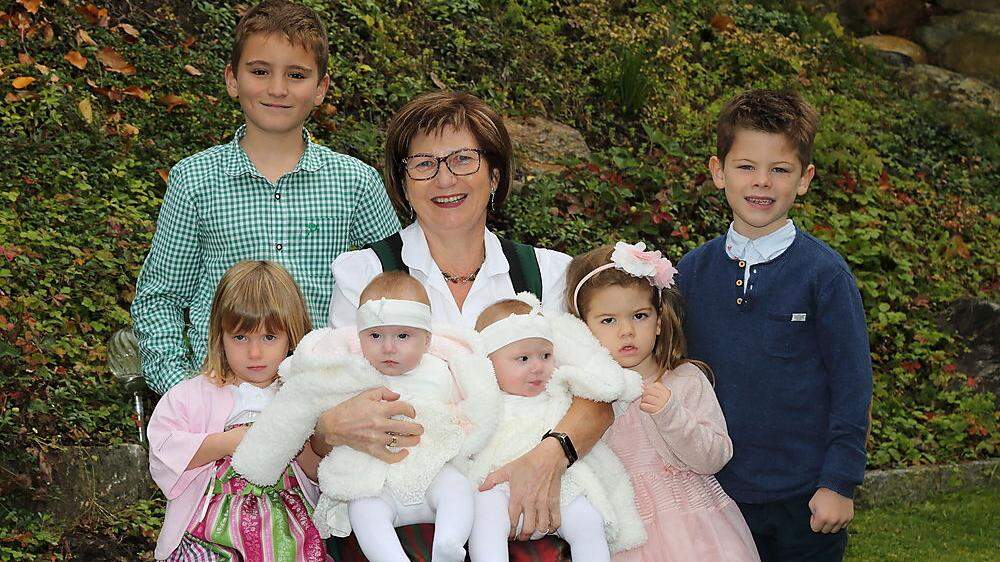 Anni mit sechs ihrer Enkelkinder