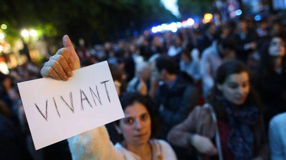 Auf den Straßen Frankreichs wird für eine Weiterbehandlung von Lambert demonstriert