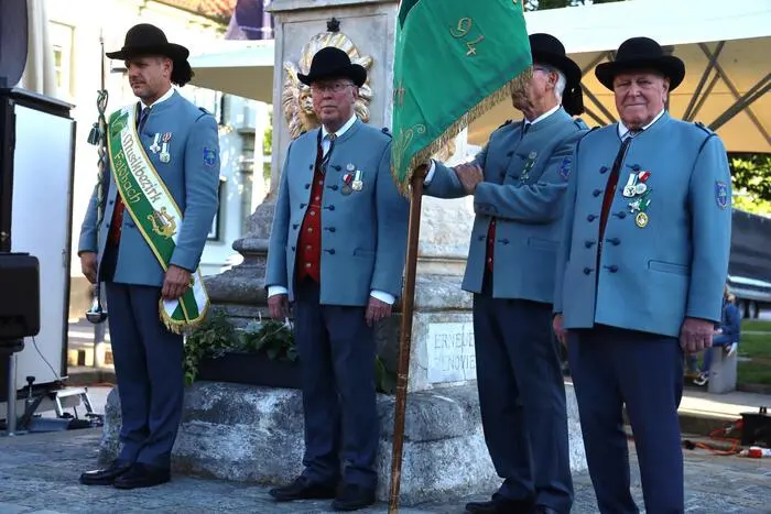 Fahnenträger und Funktionäre der Stadtkapelle Fehring empfingen die Gäste auf dem Hauptplatz.