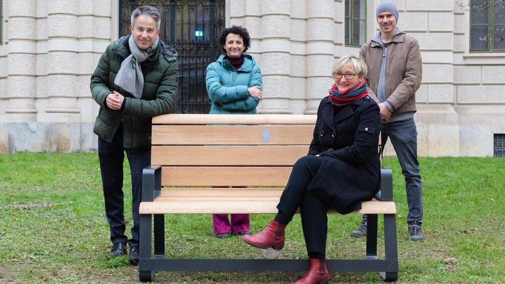 Probesitzen: Stadtrat Kurt Hohensinner,  Susanne Maurer-Aldrian (Lebenshilfe), Maria Ulm (ERfA) und Lukas Klingsbichel, einer der drei Designer