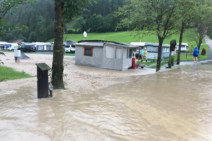 In Hochfilzen im Bezirk Kitzbühel stand am Donnerstag nach einem Unwetter ein Campingplatz unter Wasser.
