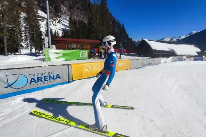 Ebenfalls für den SCE starteten beim Alpencup in Eisenerz in der Nordischen Kombination Nico Rathgeb und bei den Spezialspringern Julian Ertl. Bei den Damenbewerben in Rastbüchl waren Anja Rathgeb und Laura Pletz für den SC Erzbergland am Start. Anja holte sich die Plätze 6 und 13, Laura die Plätze 10 und 11 in der Kombination.