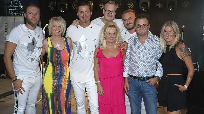 London-Chefin Betinna Bertolli (Mitte) mit der Band Nordwand und Stadträtin Andrea Winkelmeier (2.v.l.)