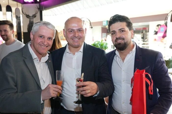 HBLA-Schulleiter Adolf Lackner mit Ümit Baran und Jouan Ismail