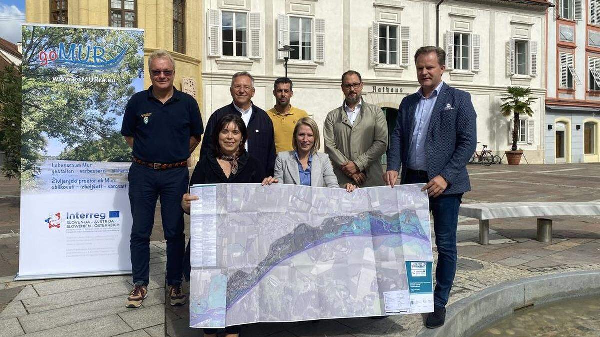 Helmut Kreuzwirth (Katastrophenschutz), Nationalratsabgeordnete Agnes Totter, Bürgermeister Karl Lautner, Stefan Senfter (Revital Naturraumplanung), Landtagsabgeordnete Julia Majcan, Christoph Schlacher (A 14 des Landes) und Nationalratsabgeordneter Walter Rauch