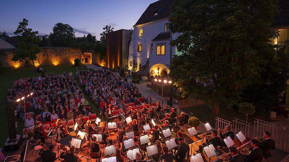 In der stimmungsvollen Kulisse des Hartberger Schlosshofs gibt es heuer wieder ein Klassik-Open-Air