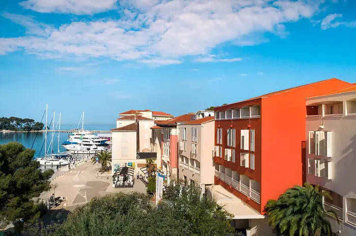 In der Kategorie der Boutique-Hotels setzte sich das Valamar Riviera Hotel & Residence (vier Sterne) direkt an der Promenade von Poreč durch. Die Gäste können per Boot auf den hoteleigenen Strand auf der Insel Sveti Nikola übersetzen.