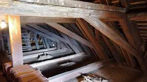 Das Gebälk des Dachstuhls ist teilweise ganz zerfressen