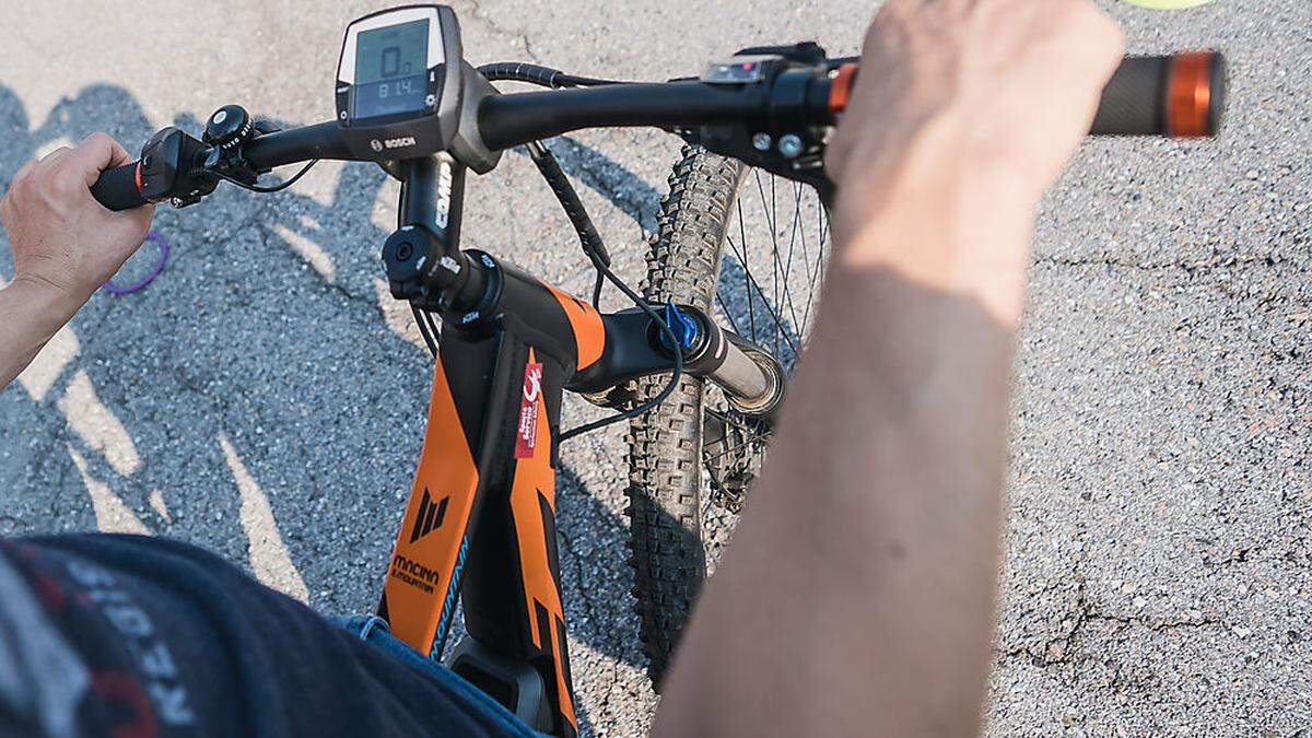 Der Südsteirer blickte während der Fahrt auf seinem E-Bike nach hinten um und kam zu Sturz