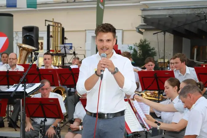 Anmoderiert wurde das Benefizkonzert von Simon Niederbichler.