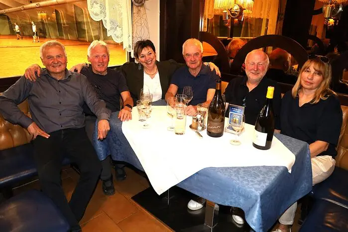Bei ihrem Abschiedsabend gratulierten Resi Trammer Bürgermeister Josef Ober und viele Tennisfreunde, einige darunter, die seit 31 Jahren zu ihren Gästen gehören