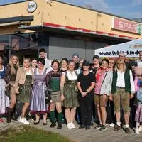 Die Familie Mayer mit Mitarbeiterinnen und Mitarbeiter