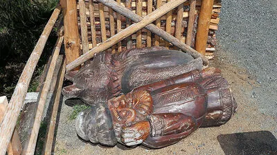 Eine der 80 Kilogramm schweren Skulpturen war umgekippt und hatte das Kind unter sich begraben