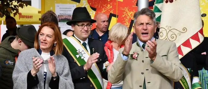 Bürgermeister Albert Brunner (r.) applaudiert beim Maxlaunmarkt 2025 (Foto) und freut sich über die Zahlen der Studie. Links: Landesrätin Simone Schmiedtbauer