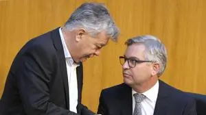 ABD0098_20231018 - WIEN - ÖSTERREICH: Finanzminister Magnus Brunner und Vizekanzler Werner Kogler (L.) nach der Budgetrede im Rahmen einer Nationalratssitzung am Mittwoch, 18. Oktober 2023, im Parlament in Wien. - FOTO: APA/ROBERT JAEGER