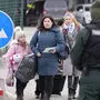 Grenzübergang zwischen der Ukraine und der Slowakei: Viele Frauen und Kinder flüchten, Männer im wehrfähigen Alter dürfen nicht mehr ausreisen