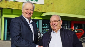 Stefan Domej (Beiratsvorsitzender der Zadruga) mit dem neuen Geschäftsführer der Zadruga, Michael Schwerdt (von links) 