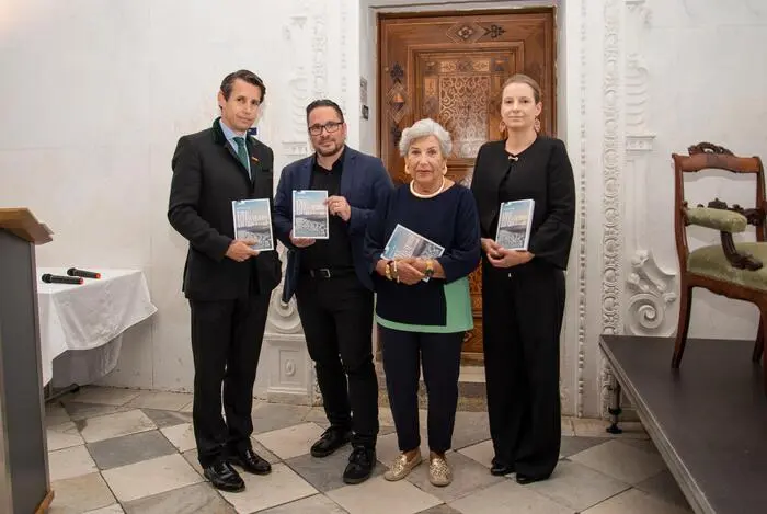 Walter Iber stellte im Mai 2025 mit der Familie Liechtenstein sein Buch „Die Riegersburg – Eine Festung im Wandel der Zeit“ vor