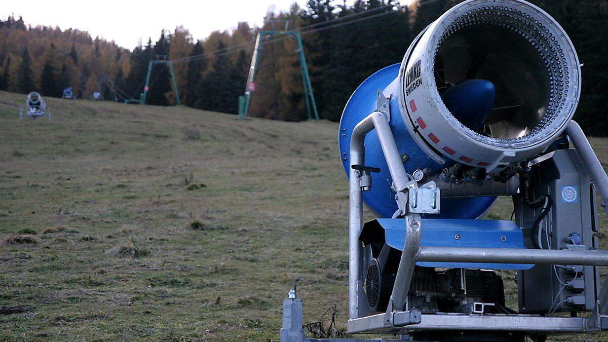 Die Schneekanonen müssen noch auf ihren Einsatz warten