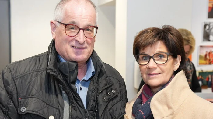 Bürgermeister Gerald Preimel freut sich mit Gattin Barbara, dass die Spielgemeinschaft Pusarnitz seit 40 Jahren aktiv am Kulturleben der Marktgemeinde teilnimmt.