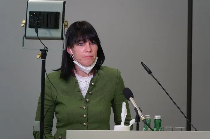 ...die Leiterin der Buchhaltung, Katja Steiner, stellten den Budgetvoranschlag für 2021 vor.