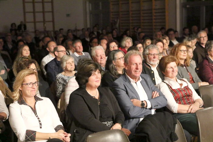 Zahlreiche Besucher hatten sich aus diesem Grund am Samstagabend im örtlichen Kulturhaus eingefunden. 